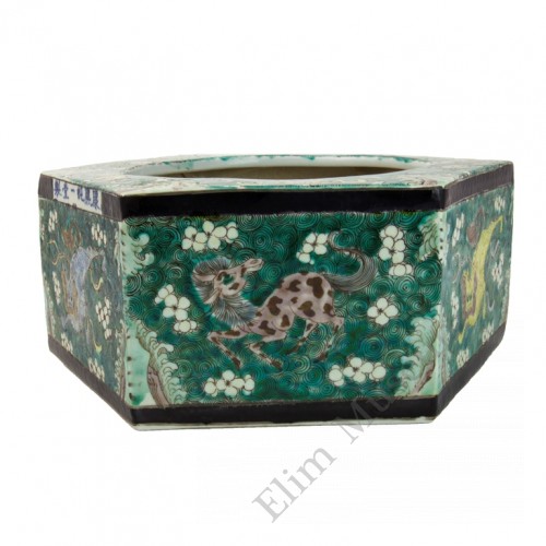 1022  A Kang-Xi Sancai exotic beasts brush washer  